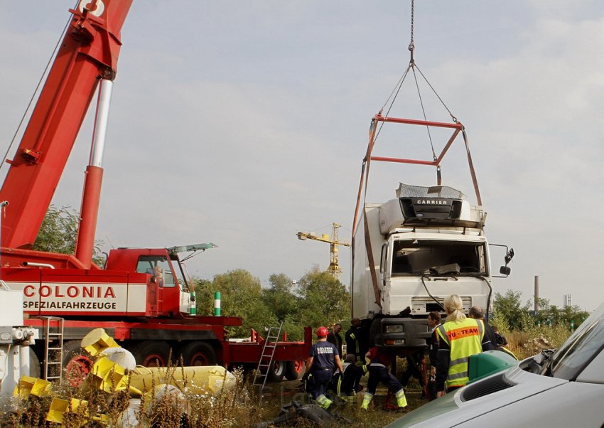 LKW faehrt in den Rhein Langel Hitdorf Faehre P570.JPG